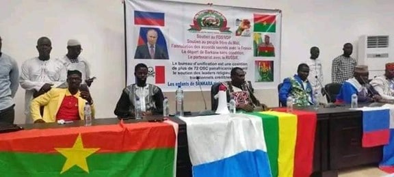 Banderas de Burkina Faso, Rusia y Malí en la manifestación Faso Lagam Taaba Zaka (fuente: Facebook.com/Etoumou/)