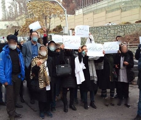 Médicos manifestándose frente a la prisión de Evin (Fuente: Iran International)
