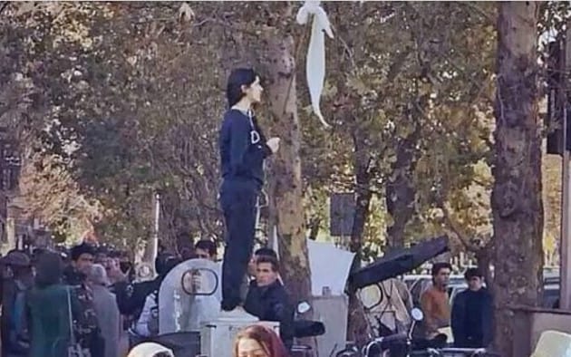 Vida Movahedi, conocida como la "Chica de la calle Enghelab", que salió en público sin llevar puesto el hiyab en Teherán, en diciembre del 2017. (Captura de pantalla de YouTube)