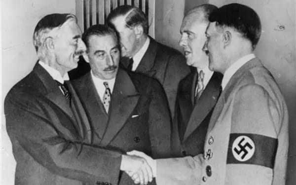 Neville Chamberlain, a la izquierda y Hitler sellando el acuerdo de Múnich del año 1938. (Fuente: dominio público)