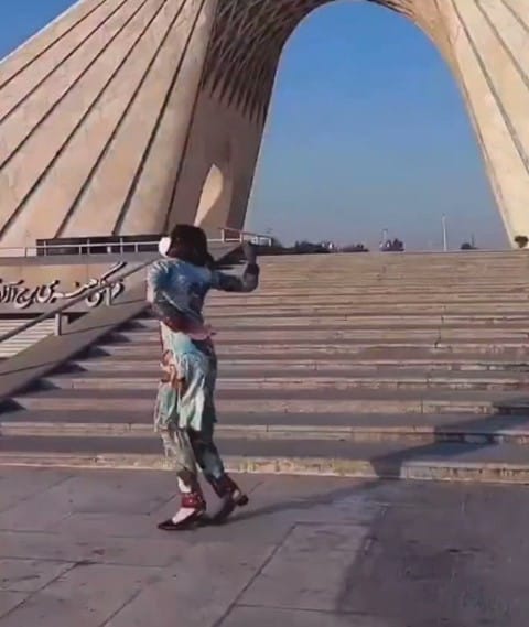 Desafiando el sharia, una mujer vestida con ropa tradicional baluch baila al pie de la torre Teherán Azadi (Libertad) para rendirle homenaje a Judanoor Lajai. (Ver vídeo)