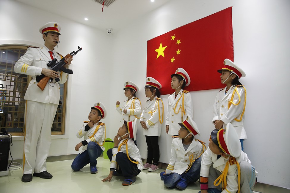 JIANGXI CHINA – 30 de septiembre, 2013: "Jiujiang, este de China, los estudiantes de primaria juegan a policías, reporteros, enfermeras, modelos de las pasarelas y bomberos, experimentando todo el duro trabajo y diversión". (Derechos de autor (c) 2017 humphery/Shutterstock