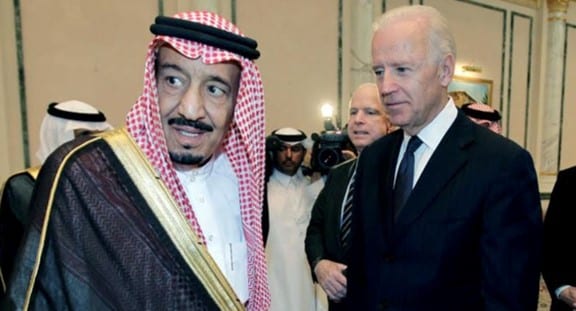 El presidente de los Estados Unidos Biden junto al rey saudita Salman bin ‘Abd Al-‘Aziz (Fuente: Arab News, Arabia Saudita)