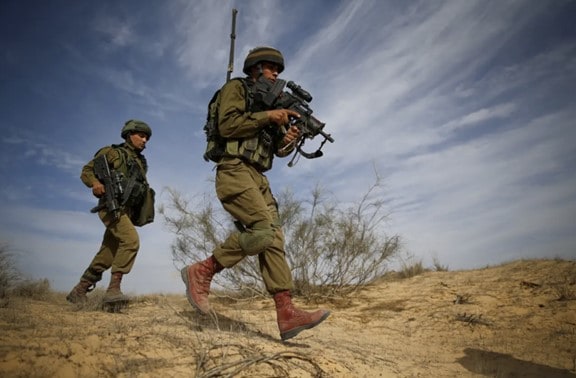 "Yussef Saluta, de 20 años de edad, soldado árabe israelí del batallón Reconocimiento del Desierto participa en un simulacro cerca de Kissufim, al sur de Israel, el día 29 de noviembre, 2016. (Reuters)