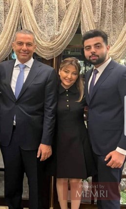 Al-Shibl con su esposo e hijo en la inauguración del restaurante (Fuente: Facebook.com/profile.php?id=100077641252706)