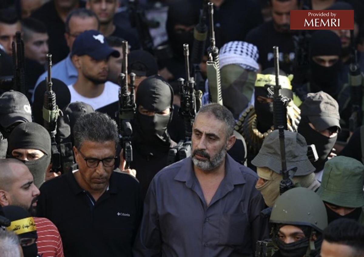 Fathi Khazem junto a individuos armados en el campo de refugiados en Yenín (Alquds.com, 29 de septiembre, 2022)