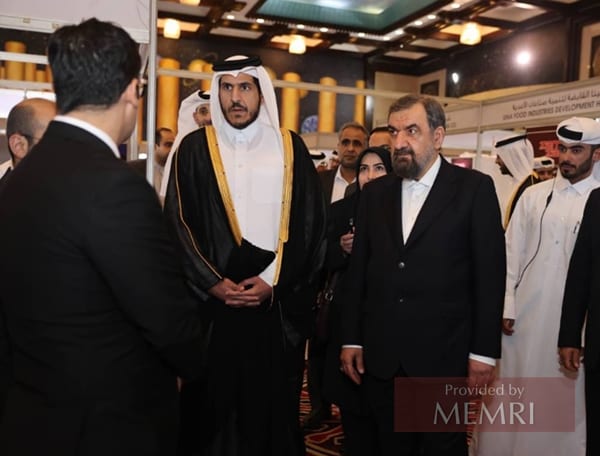 Rezaee junto el ministro de Industria y Comercio de Catar en la feria internacional de productos iraníes en Catar (Al-Watan (Qatar), 18 de octubre, 2022)