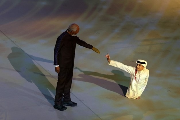 El influyente catarí en las redes sociales Ghanim Al-Muftah y el actor estadounidense Morgan Freeman en la ceremonia inaugural de la Copa del Mundo FIFA 2022 (mubasher.aljazeera.net, 21 de noviembre, 2022)