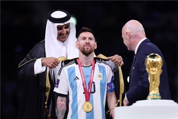 El emir de Catar viste a Messi con un bisht (Fuente: Twitter.com/AJArabic, 18 de diciembre, 2022)