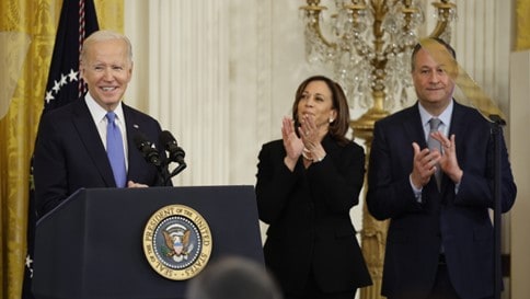 El presidente Joe Biden, la vicepresidenta Kamala Harris y su esposo Doug Emhoff celebran la festividad judía de Rosh Hashaná (Fuente: Npr.org)