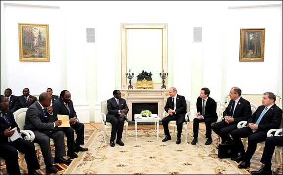 El presidente ruso Vladimir Putin junto al presidente de Zimbabue Robert Mugabe. (Fuente: Kremlin.ru)
