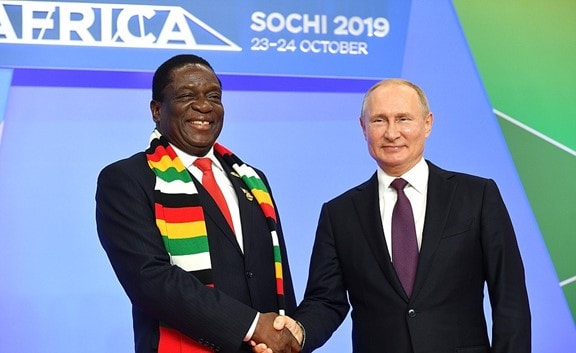 El presidente ruso Vladimir Putin junto al presidente de Zimbabue Emmerson Dambudzo Mnangagwa en la Cumbre Rusia-África del año 2019, que tuvo lugar en Sochi. (Fuente: Kremlin.ru)