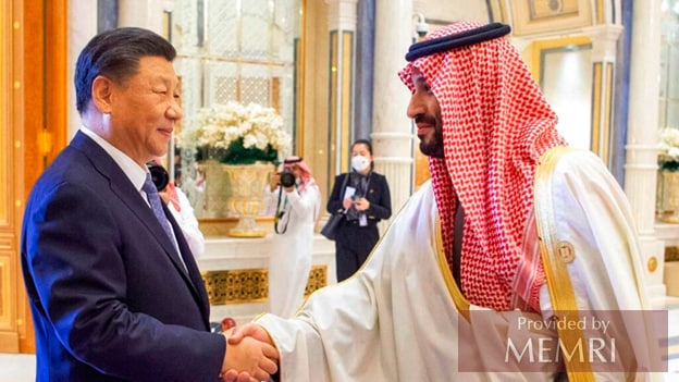 El príncipe heredero a la corona de Arabia Saudita, Muhammad bin Salman, saluda a Xi Jinping en Riad el 9 de diciembre, 2022.