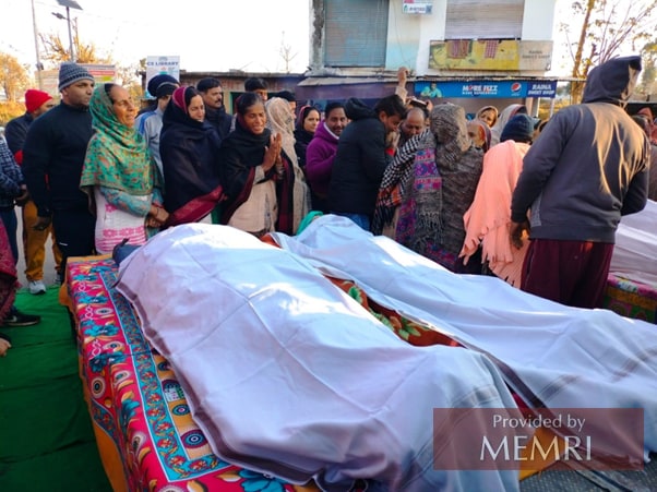 Hindúes lloran a sus muertos en el ataque perpetrado en enero en Rajouri (Fotografía cortesía: India Today)