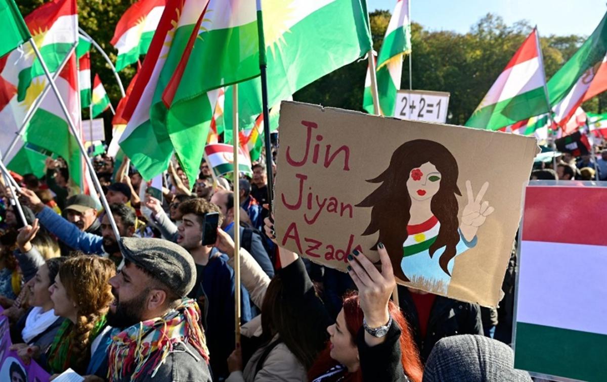 Los manifestantes también ondearon la bandera kurda y portaron una pancarta con el lema kurdo "Jin, Jiyan, Azadi" (Mujer, Vida, Libertad; traducido al persa como "Zan, Zendegi, Azadi"). (Fuente: Rudaw)