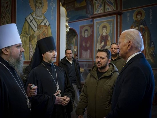 Biden y Zelensky visitan el monasterio (Fuente: MK.ru)