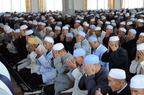 Musulmanes chinos orando.