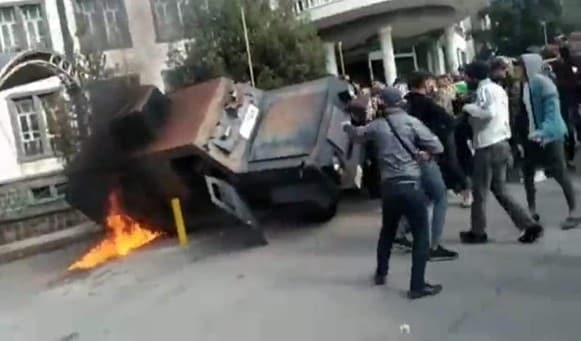 Manifestantes incendian un vehículo de las fuerzas de seguridad (imagen: Facebook.com/Suwayda24, 4 de diciembre, 2022)
