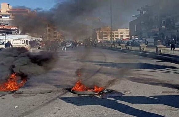 Llantas quemadas en Al-Suwayda (imagen: Facebook.com/Suwayda24, 21 de diciembre, 2022)