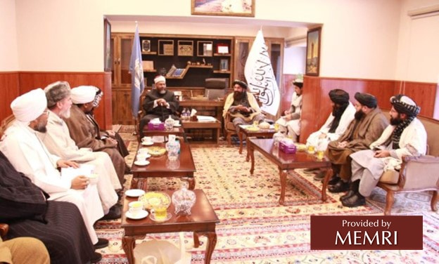 Estudiosos islámicos se reúnen con el ministro talibán para asuntos de los refugiados Khairullah Khairkhwa.