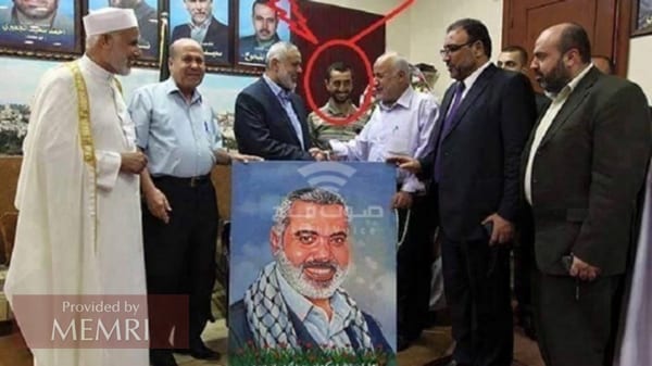 Bahaa Yasin junto al líder de Hamás Isma'il Haniya (fateh-voice.ps, 2 de julio, 2017; círculo rojo en el original)