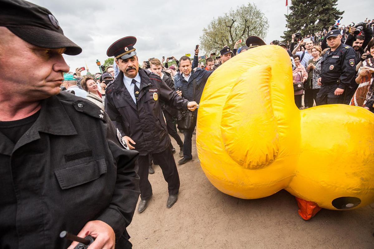 Police confront plastic duck symbolizing anti-corruption protests