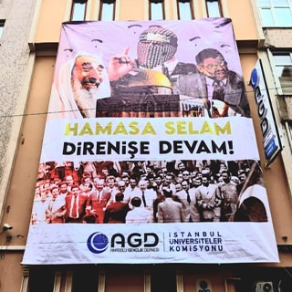 Türkiye’nin dört bir yanındaki şehirlerdeki büyük pankartlar Hamas’ı destekliyor: “Binlerce selam olsun… mücahitlere!”