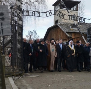La histórica visita a Auschwitz de la Liga Musulmana Mundial recibe el apoyo de Arabia Saudita, la condena de Qatar