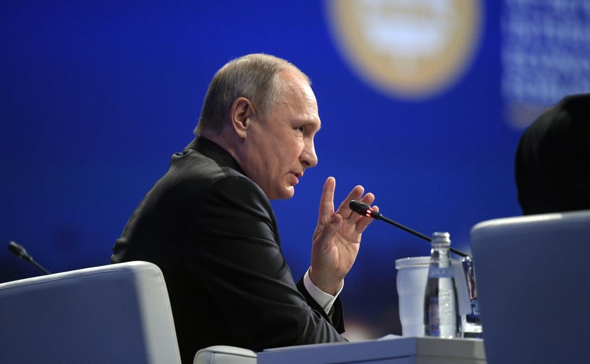 Description: Putin addresses St Petersburg International Economic Forum plenary meeting.